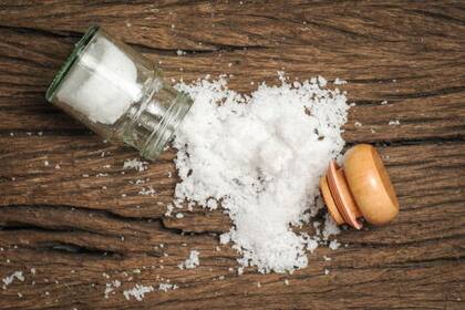 La composición química de la sal atrae las móleculas de agua del ambiente y la humedece