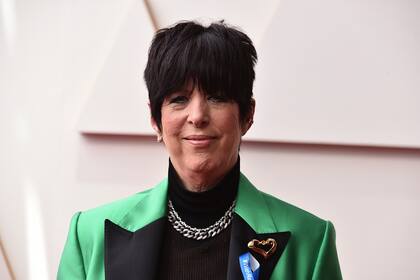 La compositora Diane Warren en la alfombra roja, luciendo el listón azul a favor de los refugiados