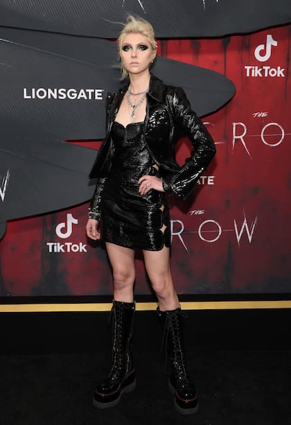 La compositora y cantante Taylor Momsen también eligió el negro para el estreno mundial de El cuervo