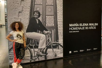 La compositora y percusionista Andrea Álvarez, quien creció con la música de María Elena Walsh, en una muestra homenaje a la escritora y poeta argentina