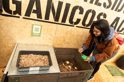 La compostera para recibir los residuos orgánicos fue también parte de la propuesta del stand.