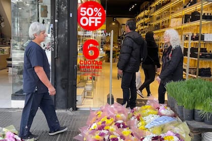 La compra de indumentaria es uno de los gastos que están recortando muchos hogares de clase media