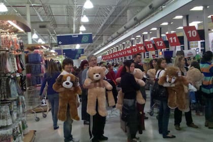 La compra de osos de peluche gigantes en el supermercado es un fenómeno que ya es un clásico