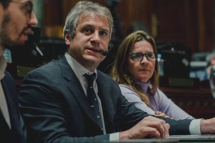 La compra de otras 500 armas no letales fue anunciada por Felipe Miguel en la Legislatura