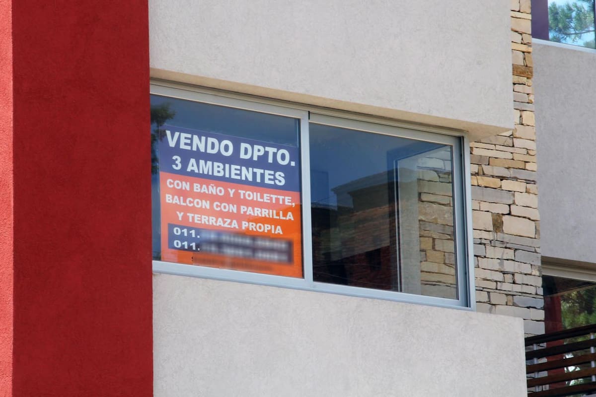 La compraventa de inmuebles sigue cayendo a niveles del 2001 y el cepo cambiario