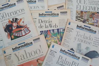 La Compu salió durante 16 años en el suplemento Informática; en la foto unos ejemplares de 1998 tomados al azar
