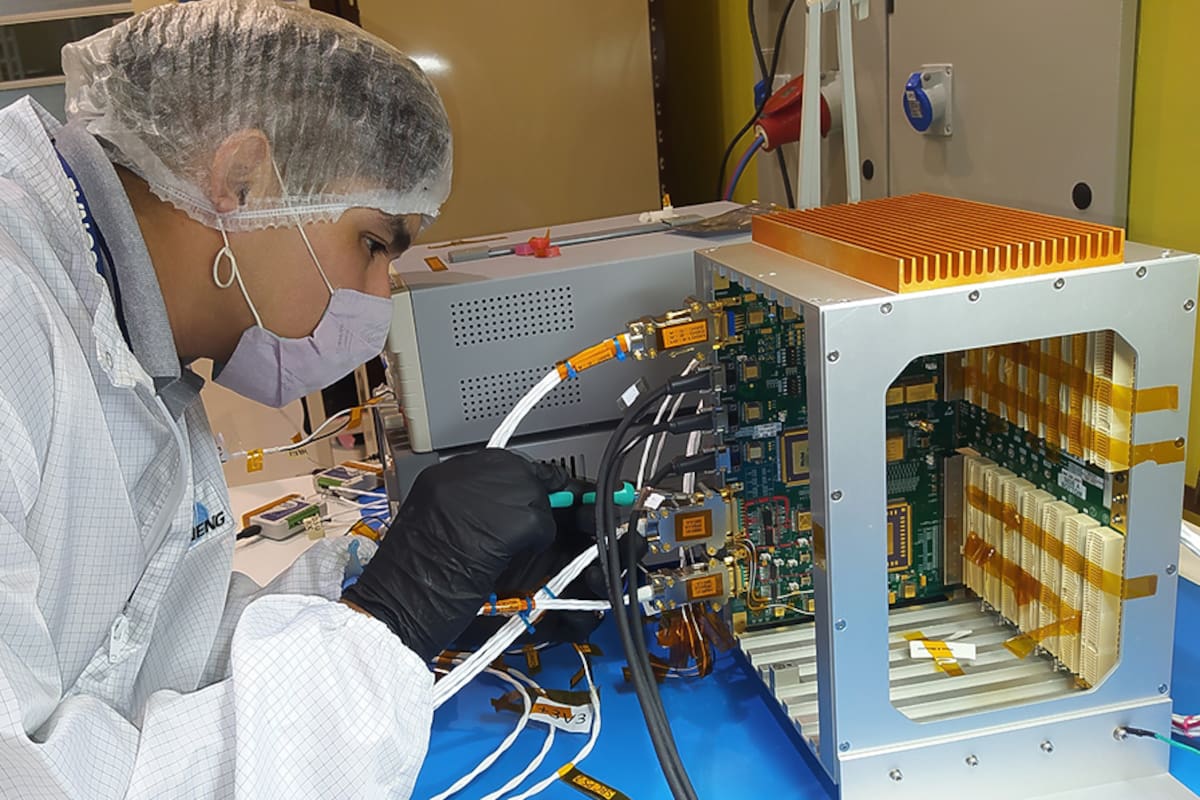 La computadora desarrollada por VENG está pensada para la gestión de las cargas útiles (gestiona los datos de los diversos instrumentos montados en el satélite) y está integrada por ocho placas independientes