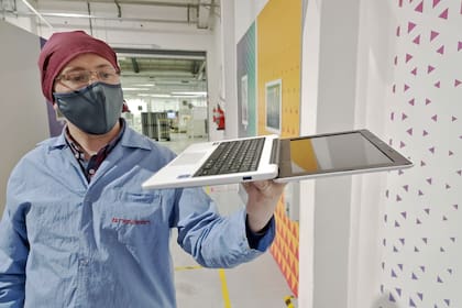 La computadora educativa cuenta con una pantalla con una apertura de 180 grados