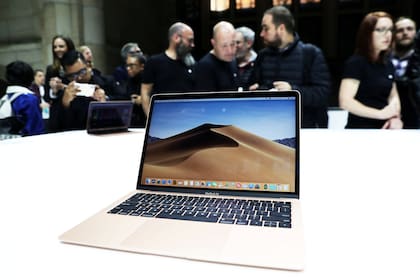 La computadora portátil MacBook Air, rezagada desde 2014, ahora se renovó con una pantalla Retina