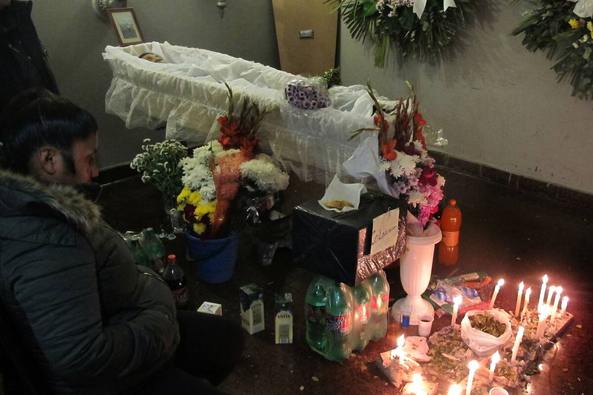 La comunidad boliviana despide a sus muertos con comidas, bebidas, rezos y canciones.
