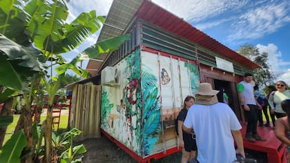 La comunidad Buena Esperanza, a más de 300 km de Manaos y en el medio del Amazonas, tiene un pequeño centro conectado para darle acceso a internet a sus 33 familias y a otras comunidades cercanas; se abastece con paneles solares