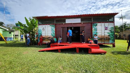 La comunidad Buena Esperanza, a más de 300 km de Manaos y en el medio del Amazonas, tiene un pequeño centro conectado para darle acceso a internet a sus 33 familias y a otras comunidades cercanas; se abastece con paneles solares