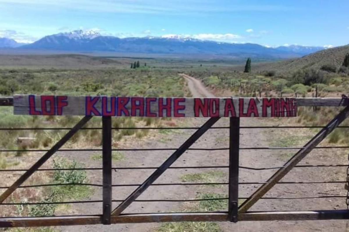 La comunidad de Lof Kurache dejó su mensaje en la tranquera de acceso al predio de los Benetton en Esquel