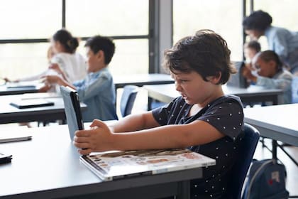 La Comunidad de Madrid prohibirá el uso individual de dispositivos tecnológicos en las aulas de 2000 instituciones educativas públicas de nivel inicial y primario; la medida alcanzará a más de 500.000 estudiantes