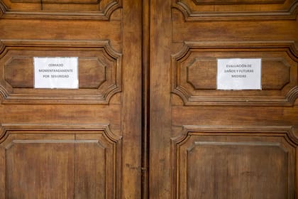 La comunidad de Santa Catalina denunció daños estructurales que atribuye a las obras de peatonalización realizadas en el entorno