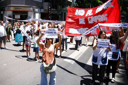 La comunidad educativa de la Escuela Primaria N° 8 de Villa Urquiza se movilizó contra el cierre de grados