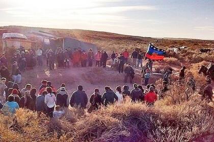 La comunidad mapuche Fvta Xayen, que tomó posesión de tierras a 18 km de Añelo, en un área conocida como Los Algarrobos