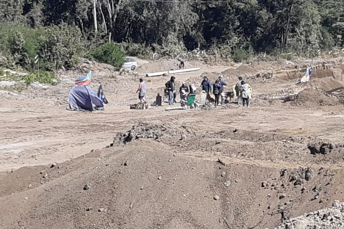 La comunidad mapuche Paichil Antriau montó un campamento para impedir que las máquinas viales avancen en la construcción de la circunvalación sobre la ruta 40 en Villa La Angostura, Neuquén