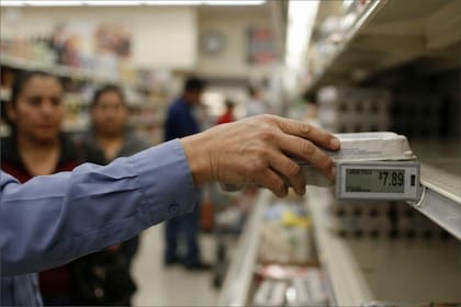 La comunidad migrante de California recorta gastos para cubrir otros más esenciales