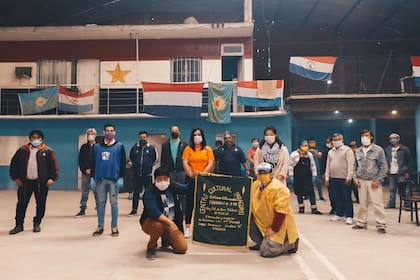La comunidad paraguaya y la boliviana ayudan a otros migrantes distribuyendo comida y abrigo