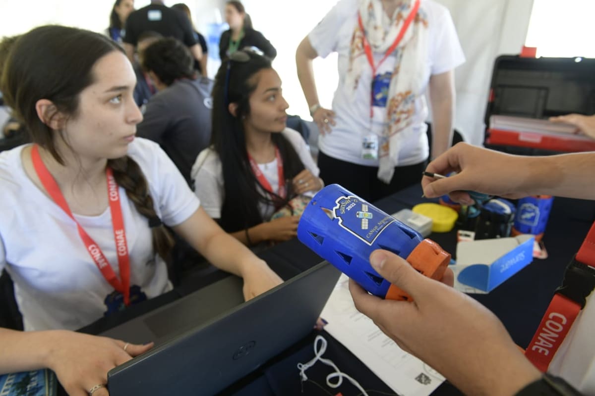 La CONAE presentó una nueva edición del concurso Cansat, en el que estudiantes de colegios secundarios compiten para diseñar y poner en órbita satélites pequeños. La iniciativa busca despertar vocaciones en carreras tecnológicas y el año pasado participaron 4500 estudiantes de 20 provincias
