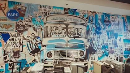La concentración argentina en Kansas, con motivos que recuerdan a cada paso la historia albiceleste