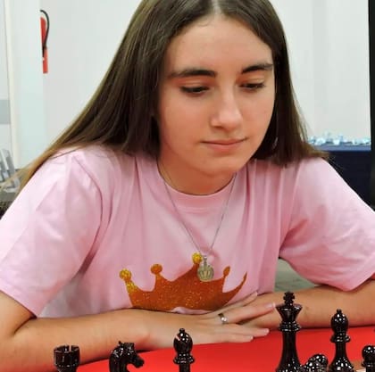La concentración de Candela Francisco frente a un tablero; en apenas siete años construyó su carrera a la cima nacional y americana.