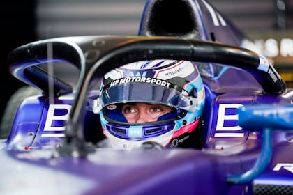 La concentración de Franco Colapinto, en el box del equipo MP Motorsport, en la primera jornada de la Fórmula 2 en Yas Marina.