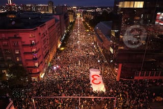 Multitudes se reúnen en mitin final de estudiantes antes de elecciones de Serbia