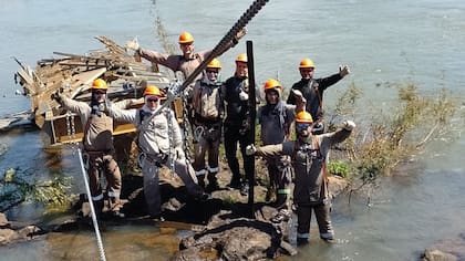 La concesionaria Iguazú Argentina posteó hoy una foto de los trabajadores recuperando una parte de la pasarela