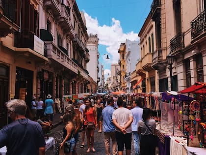 La concurrida feria de los domingos en el barrio porteño de San Telmo.
