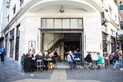 La concurrida vereda de Ada, en la esquina de Tucumán y Pasteur. El local, de 38 m2 cuadrado estuvo 8 meses en obra hasta la reapertura con un estilo moderno y minimalista.
