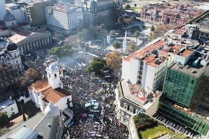 Concentración en Plaza de Mayo en apoyo a Cristina Kirchner tras confirmarse su prisión domiciliaria