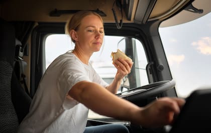 La conducción distraída incluye cualquier cosa que desvíe la atención del conductor