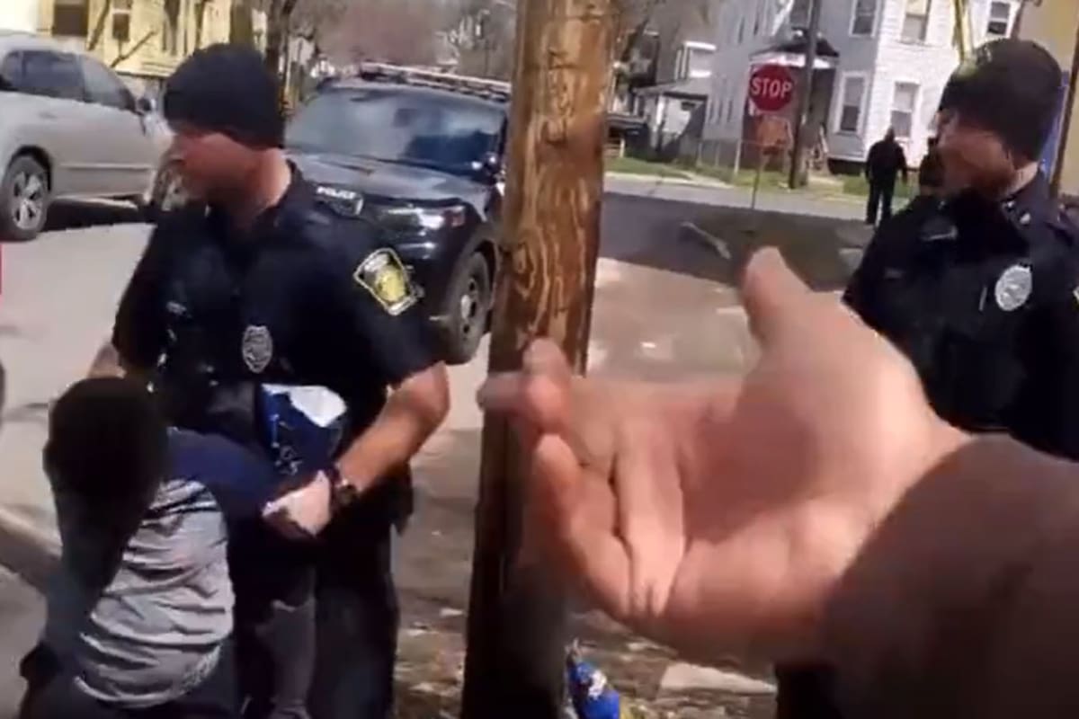 La conducta de los oficiales de Syracuse con un niño desató críticas y un sumario interno