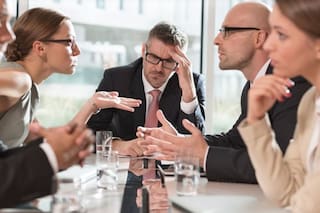 Qué significa que una persona interrumpa las conversaciones todo el tiempo, según la psicología