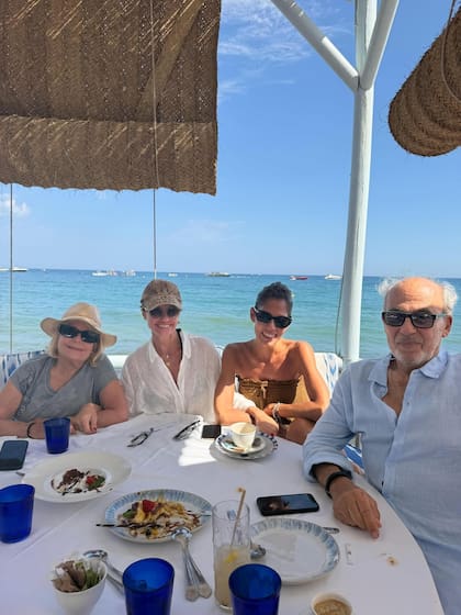 La conductora compartió el viaje junto a sus padres, Silvia Mores y Alfredo Fabbiani, y su hermana Paola