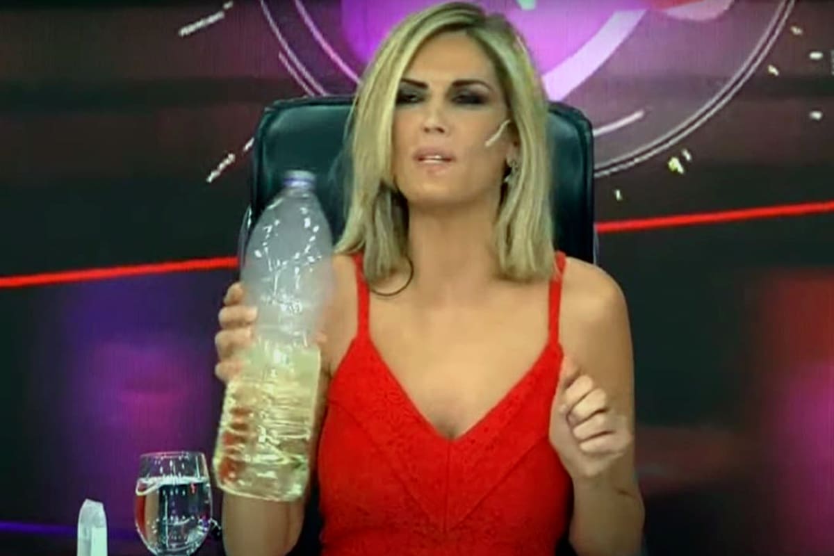 La conductora con la botella que supuestamente contenía dióxido de cloro (CDS)