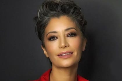 La conductora decidió dejar de teñirse el cabello y se siente cómoda con sus canas al natural