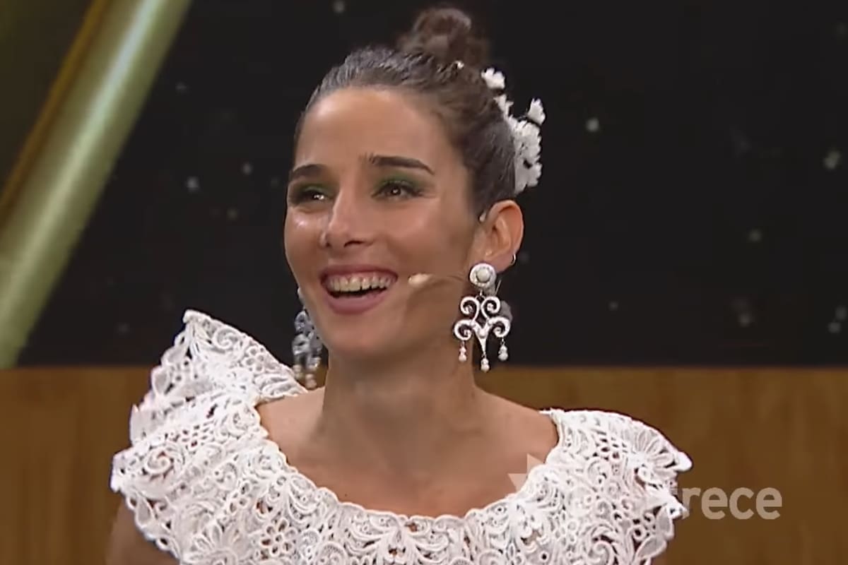 La conductora hizo varios comentarios referidos al vestido