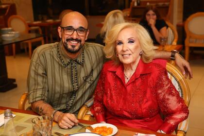La conductora junto a Abel Pintos (a quien recientemente fue a ver a uno de sus shows en Mar del Plata) durante la gala por los 30 años del Hotel Costa Galana