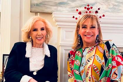 La conductora junto a su hija, Marcela Tinayre