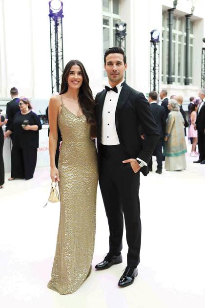 La conductora Lidia Torrent deslumbró con un vestido de paillette iridiscente de Jan Taminiau que completó con minibag Jimmy Choo y joyas en oro blanco y diamantes de Messika. Posó junto a su marido, el exfutbolista, modelo e influencer Jaime Astrain.