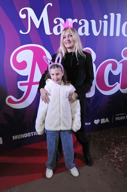 La conductora posó con una vincha lumínica en forma de corona junto a su nieta Josefina, hija de Bárbara Coppola