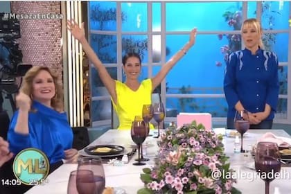 La conductora provisoria de Almorzando con Mirtha Legrand notó que con el vestuario de la cocinera, el de Lucía Galán y el de ella se formaban los colores boquenses y arrancó un festejo del que la chef se abstuvo