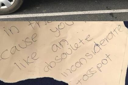 La conductora vio una nota en su auto cuando salió del supermecado