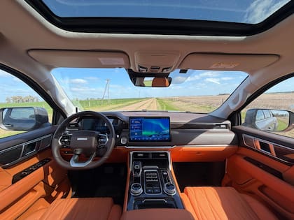 La conexión mediante Apple CarPlay y Android Auto es rápida