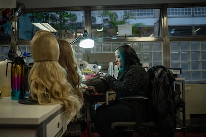 La confección de pelucas continúa realizándose de manera artesanal. En el Taller de Peluquería y Caracterización, cada cabello se implanta manualmente sobre una base diseñada a medida para cada artista.