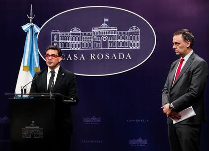 La conferencia de prensa del vocero Manuel Adorni y el titular de la Agencia de Transformación de Empresas Públicas, Diego Chaher, en la que anunciaron que el Gobierno iba a privatizar Belgrano Cargas.