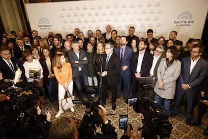 La conferencia en que distintos bloques de la oposición anunciaron una sesión especial para el 9 de septiembre